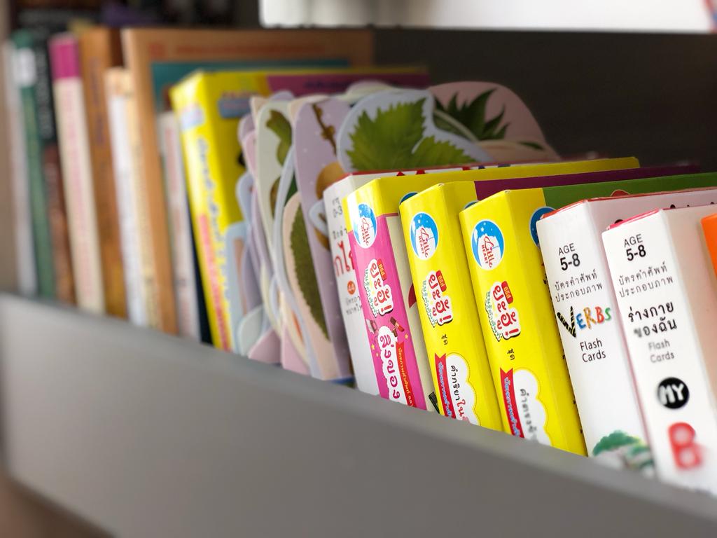 Thai language books and flashcards from the Baan Kruu Ae studio